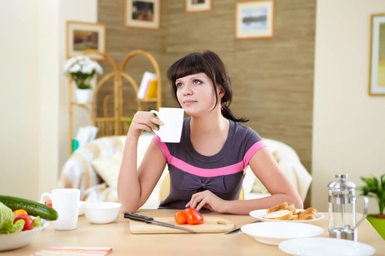家里的年輕婦女吃飯