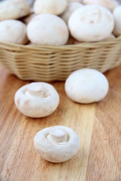 菜籃子里的蘑菇