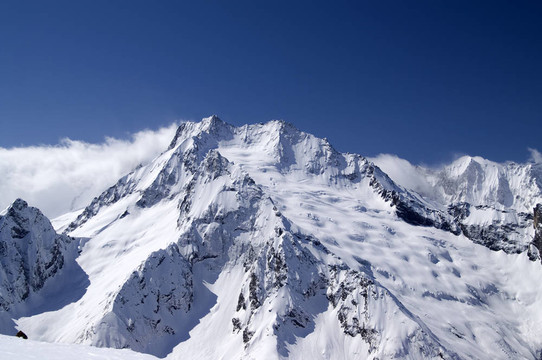 山.高加索地區(qū)；棟巴伊。