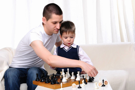 爸爸和兒子下棋