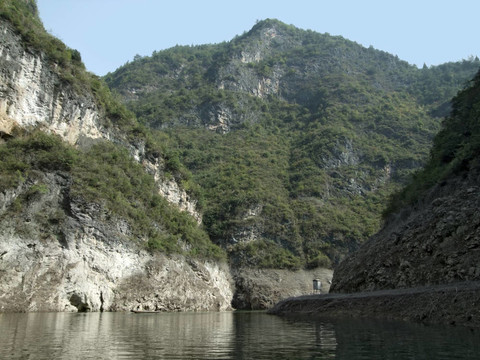 陽光明媚的風光在神農(nóng)溪河