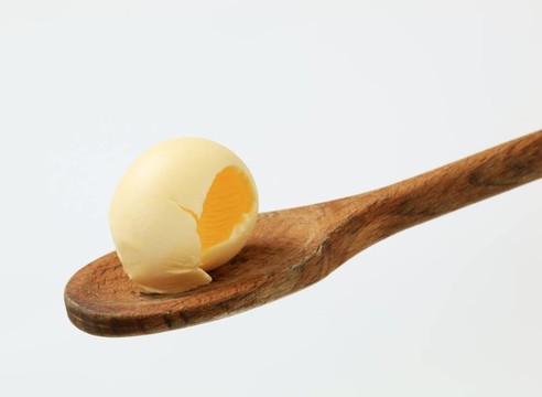 一個(gè)木制勺子上的黃油