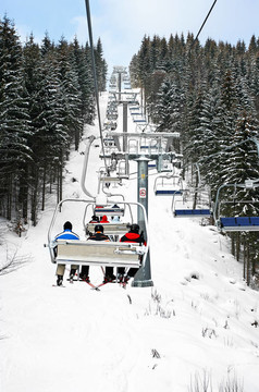 滑雪者在滑雪纜車