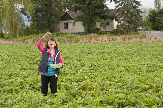 快樂(lè)亞洲女人吃草莓