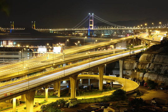 夜間高速公路和橋梁