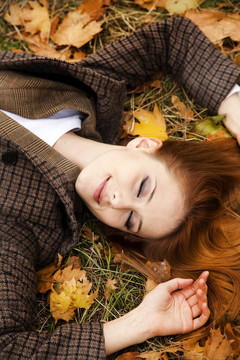 秋天公園里紅頭發(fā)女孩的畫像。
