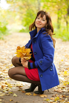 楓花束的女人