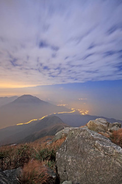 山上的秋天風(fēng)景。日落