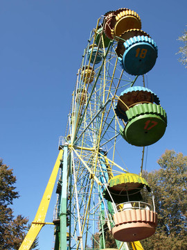 舊費(fèi)里斯輪在秋天公園