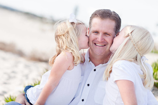 英俊的Dad Getting Kisses來自他可愛的女兒
