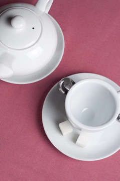 空杯teaspot；咖啡館里的糖和一茶匙