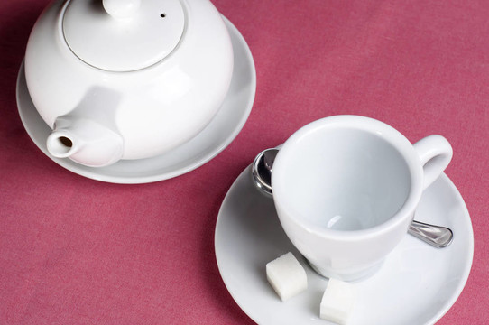 空杯teaspot；咖啡館里的糖和一茶匙