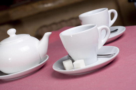 空杯teaspot；咖啡館里的糖和一茶匙