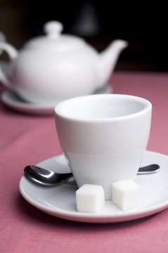空杯teaspot；咖啡館里的糖和一茶匙