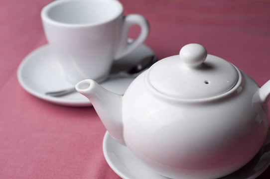 空杯teaspot；咖啡館里的糖和一茶匙