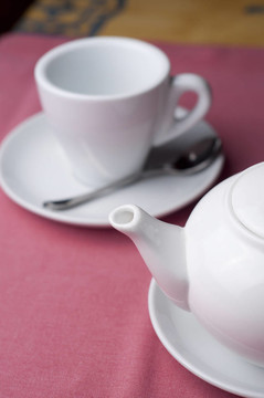 空杯teaspot；咖啡館里的糖和一茶匙