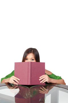 西班牙女人讀一本書