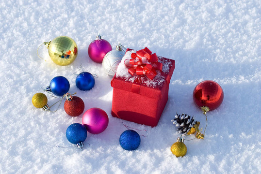 紅色禮品盒雪與圣誕球