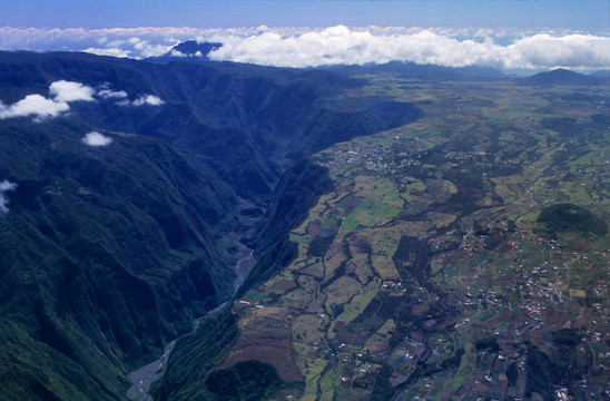 鳥瞰峽谷和咖吠哩平原留尼汪島