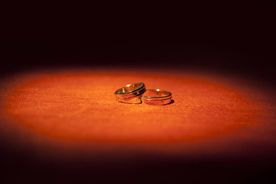 紅色的結(jié)婚戒指