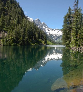 荒野的高山湖泊