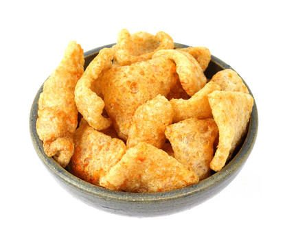 燒烤調(diào)味的豬肉皮在一個(gè)舊碗