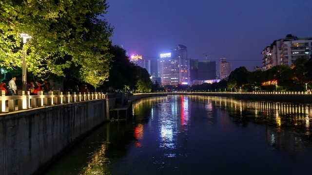 河邊夜晚