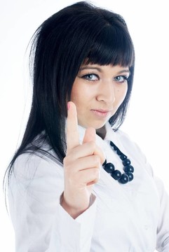 迷人的年輕女子用手指向上