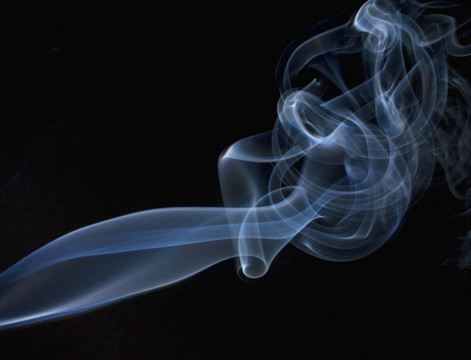 藍(lán)色煙霧從熾熱的或燃燒的源頭升起