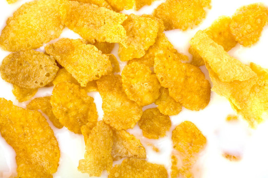 健康的早餐。帶玉米片的碗。
