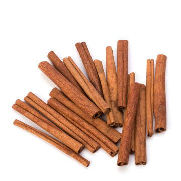 白色背景上的肉桂枝