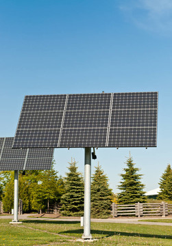 公共公園的太陽能電池板-替代能源
