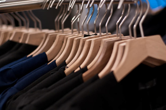 在商店的衣架上的衣服