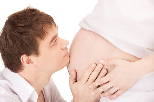 男性臉和孕婦肚皮