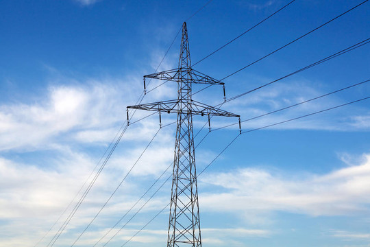 藍天上的電力塔和電力線