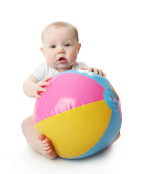 帶沙灘球的嬰兒