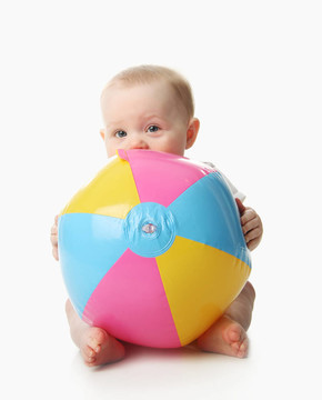 帶沙灘球的嬰兒