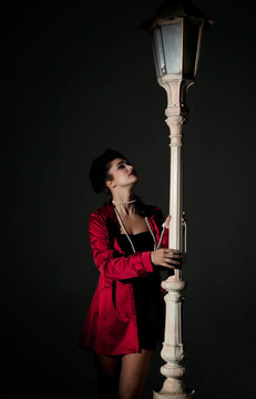 年輕的女人和lightpole