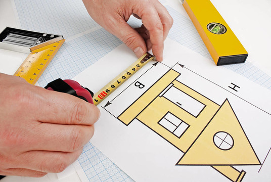 用建筑工具在家里畫畫