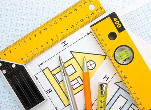 用建筑工具在家里畫畫