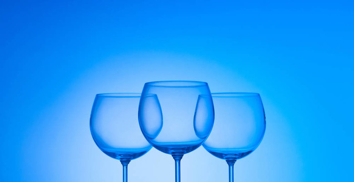 針對(duì)梯度背景的酒杯