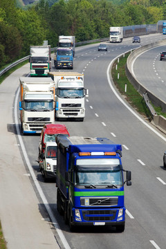 公路與汽車和卡車