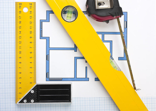 用建筑工具在家里畫畫