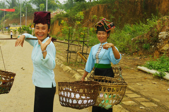 該少數(shù)民族婦女
