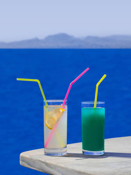 海灘上的兩個(gè)雞尾酒
