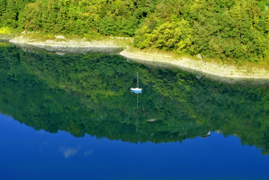 湖心島山