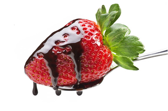 Strawberry和巧克力在勺子上