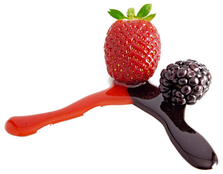 Strawberry在巧克力工作室孤立的白色背景
