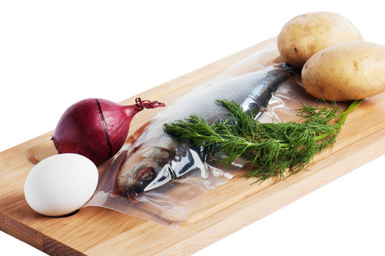 廚房里的蔬菜和咸鯡魚(yú)