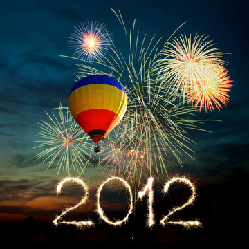 新年2012煙花和熱氣球日落